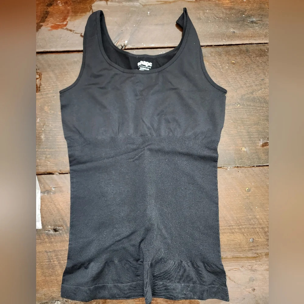 👸 NWT Shape XL tank by 1886 Studio